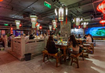 打卡網(wǎng)紅城市重慶，少不了吃一頓朝天門火鍋！