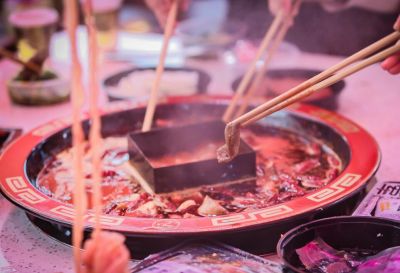 號(hào)稱(chēng)來(lái)重慶必吃的地標(biāo)火鍋，朝天門(mén)讓你不留遺憾！