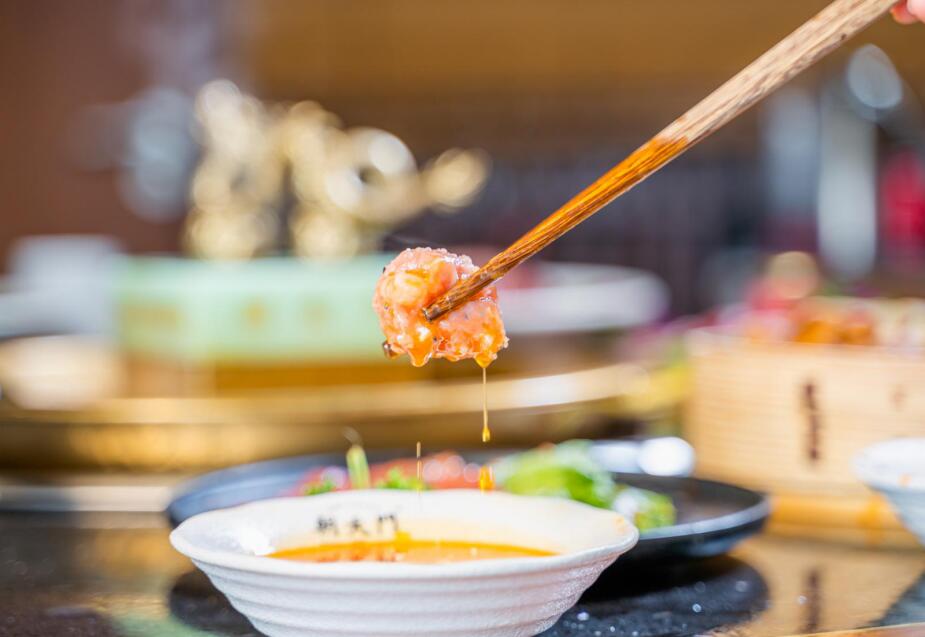 重慶人吃火鍋為什么只愛(ài)用香油和蒜泥？