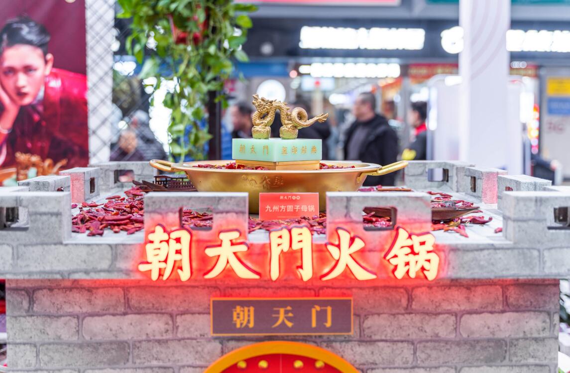 開(kāi)火鍋加盟店，要學(xué)會(huì)用服務(wù)感動(dòng)顧客！