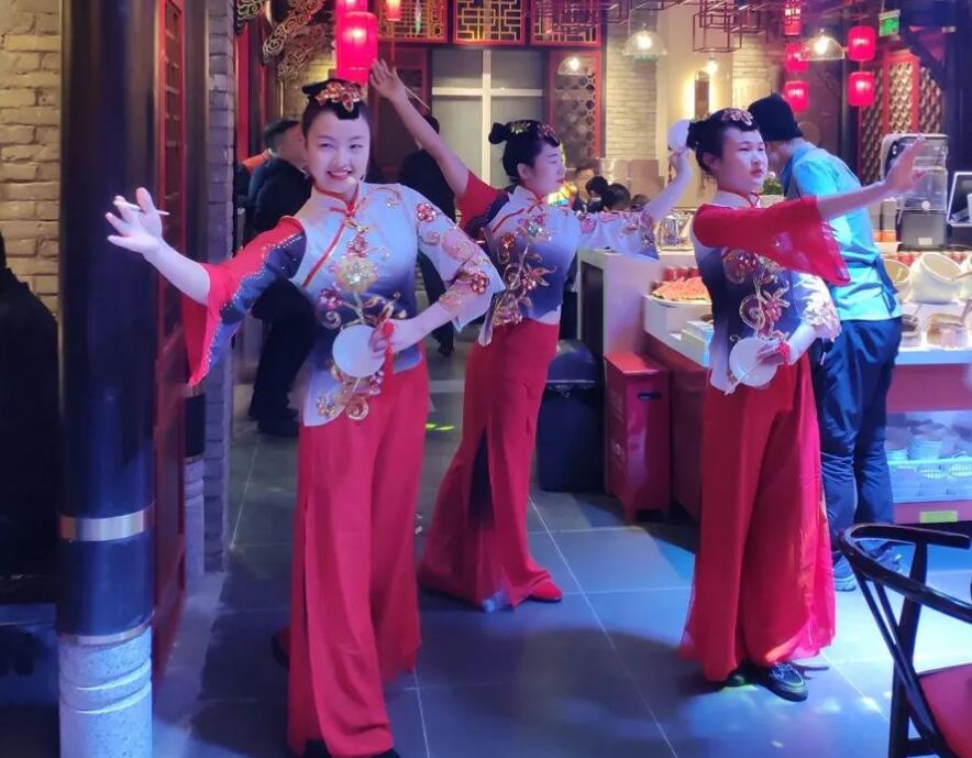 朝天門火鍋的裝修是統(tǒng)一的風(fēng)格和模板嗎？