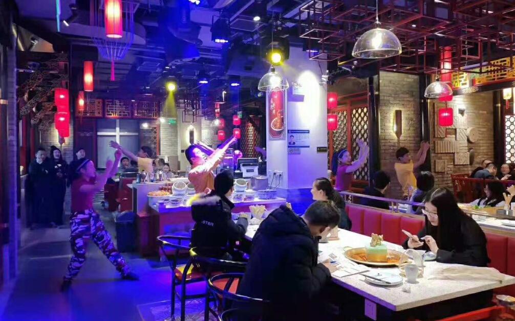 一年四季都排隊的火鍋店，到底有什么技巧？