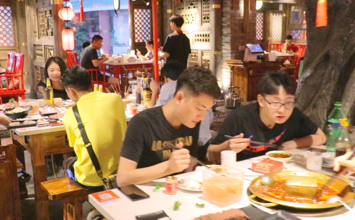 火鍋店桌椅，這么選！居然還提高了營業(yè)額？